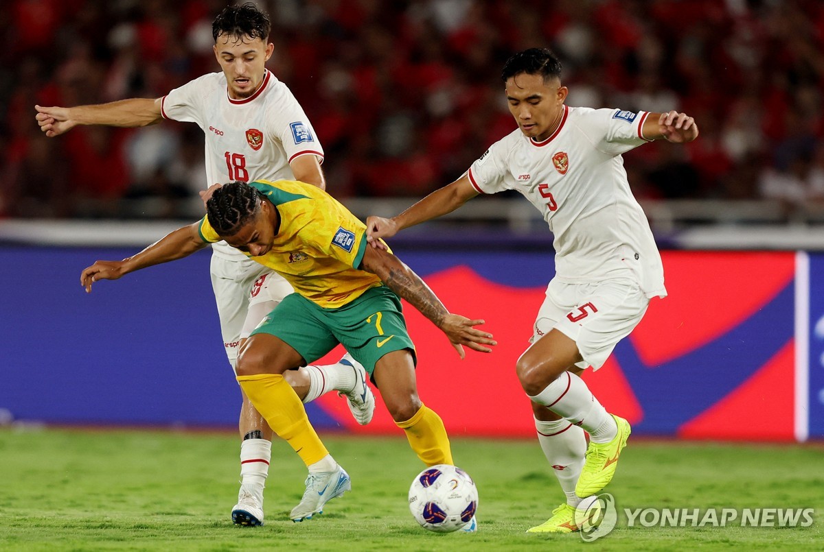 경합하는 인도네시아와 호주 축구대표팀 선수들