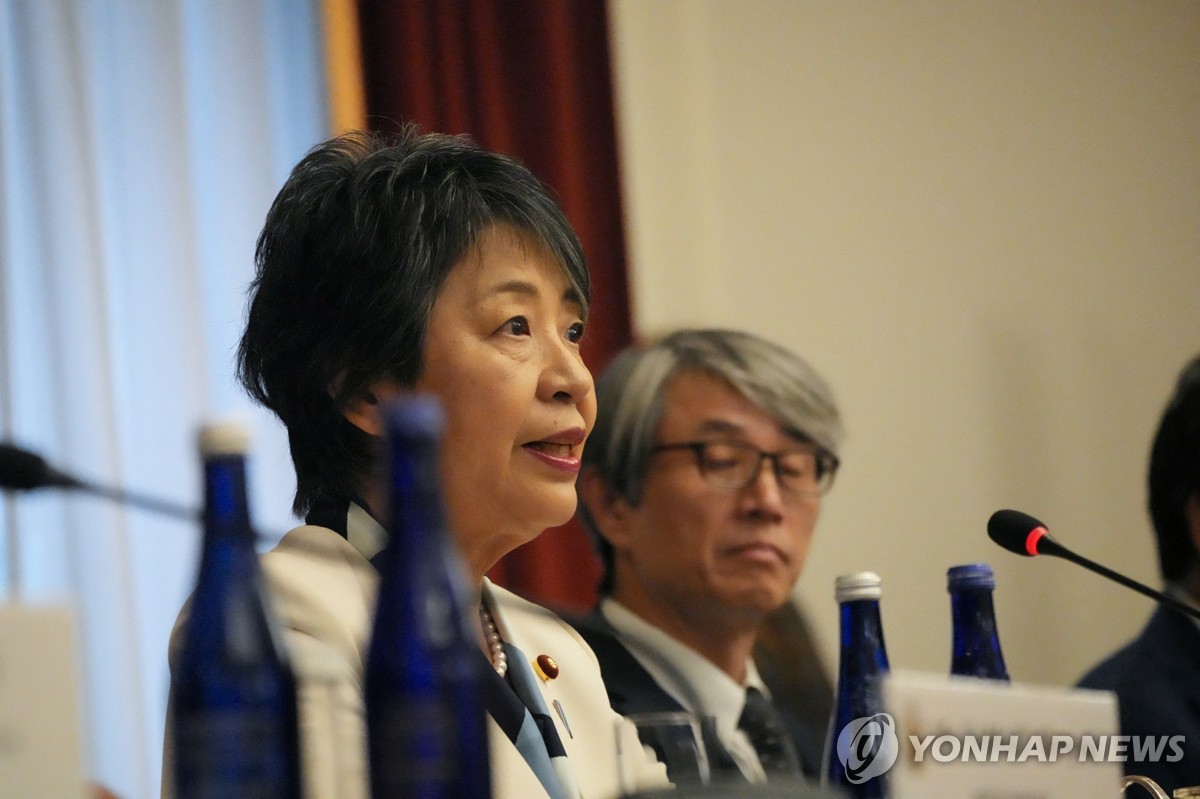 La ministra de Asuntos Exteriores de Japón, Yoko Kamikawa (izq.), habla durante una reunión con el secretario de Estado de Estados Unidos, Antony Blinken, y el ministro de Asuntos Exteriores de Corea del Sur, Cho Tae-yul, en Nueva York el 23 de septiembre de 2024, en esta foto publicada por Reuters. (Yonhap)