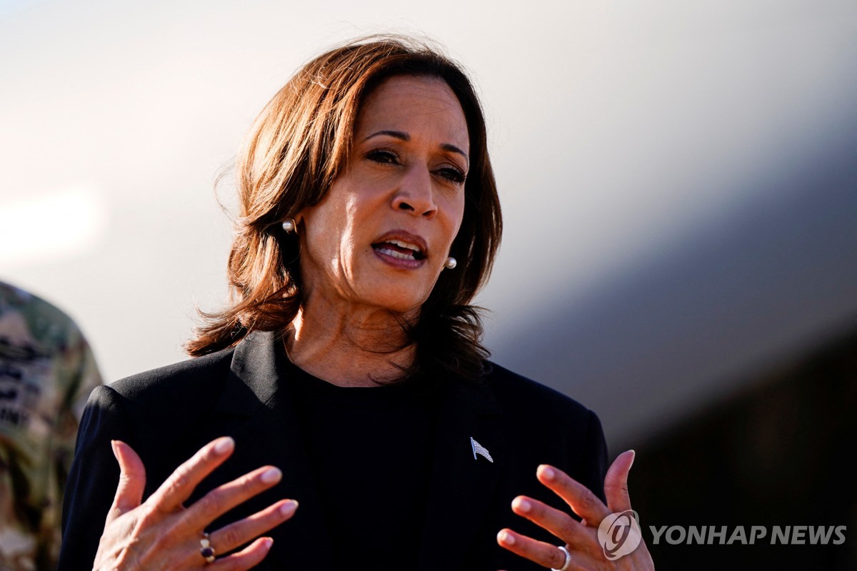 La vicepresidenta de Estados Unidos, Kamala Harris, habla con los medios de comunicación, tras una reunión informativa con funcionarios, tras el huracán Helene en Charlotte, Carolina del Norte, el 5 de octubre de 2024 en esta fotografía publicada por Reuters. (Yonhap)