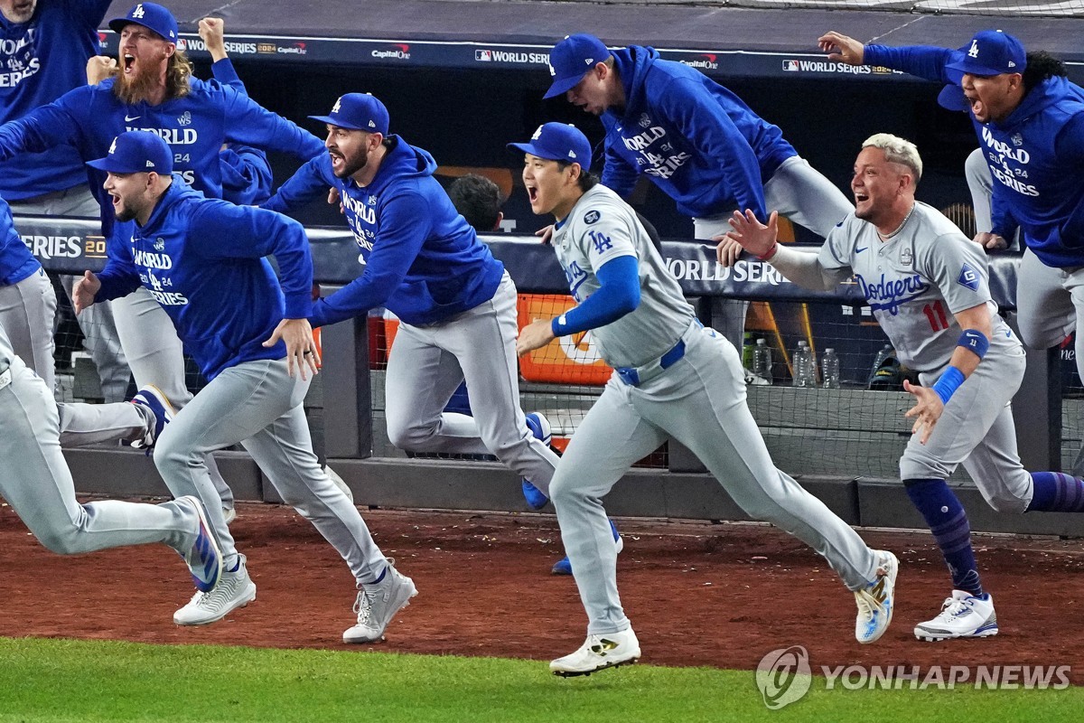 우승 확정 순간 더그아웃을 박차고 나서 오타니 쇼헤이