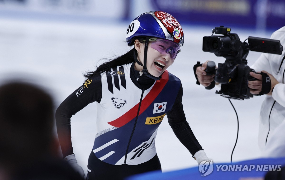 우승을 기뻐하는 최민정