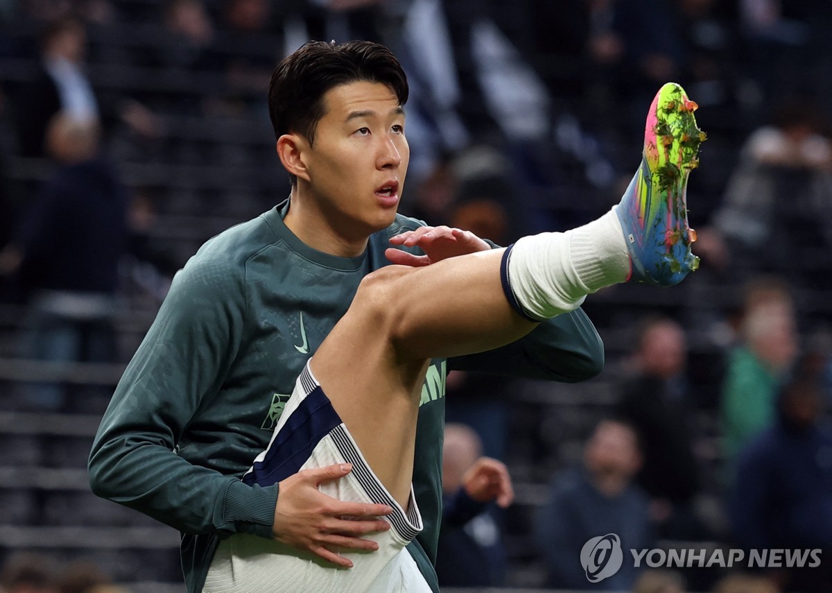 몸 푸는 손흥민.