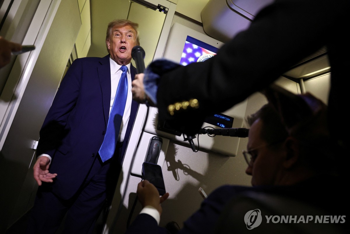 에어포스원 전용기에서 취재진과 문답하는 트럼프