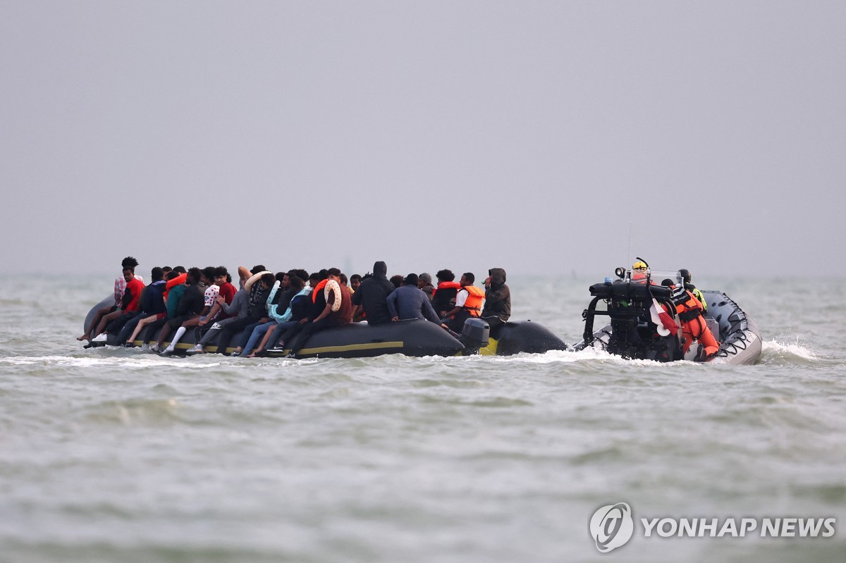 영국해협 건넌 불법 이주민 일부 프랑스로 송환