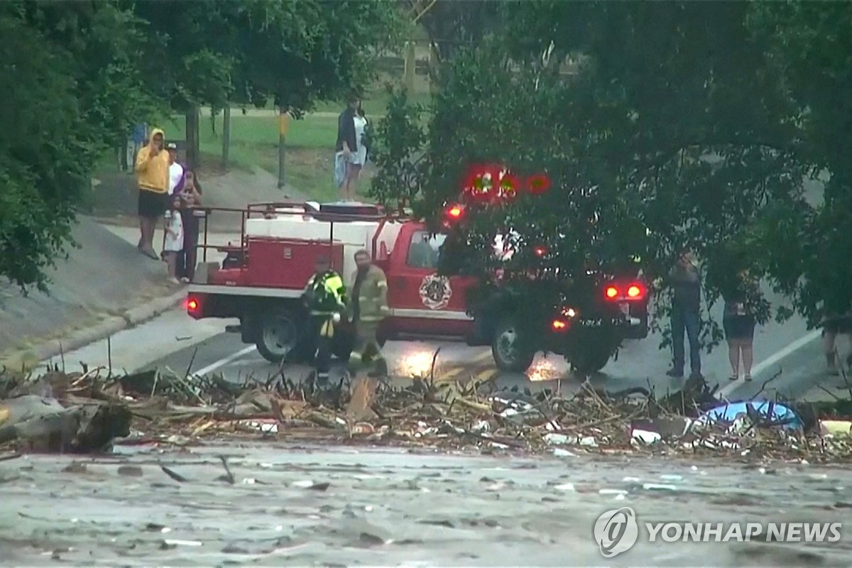 美텍사스 폭우에 13명 사망…캠프 참가 어린이 20여명…
