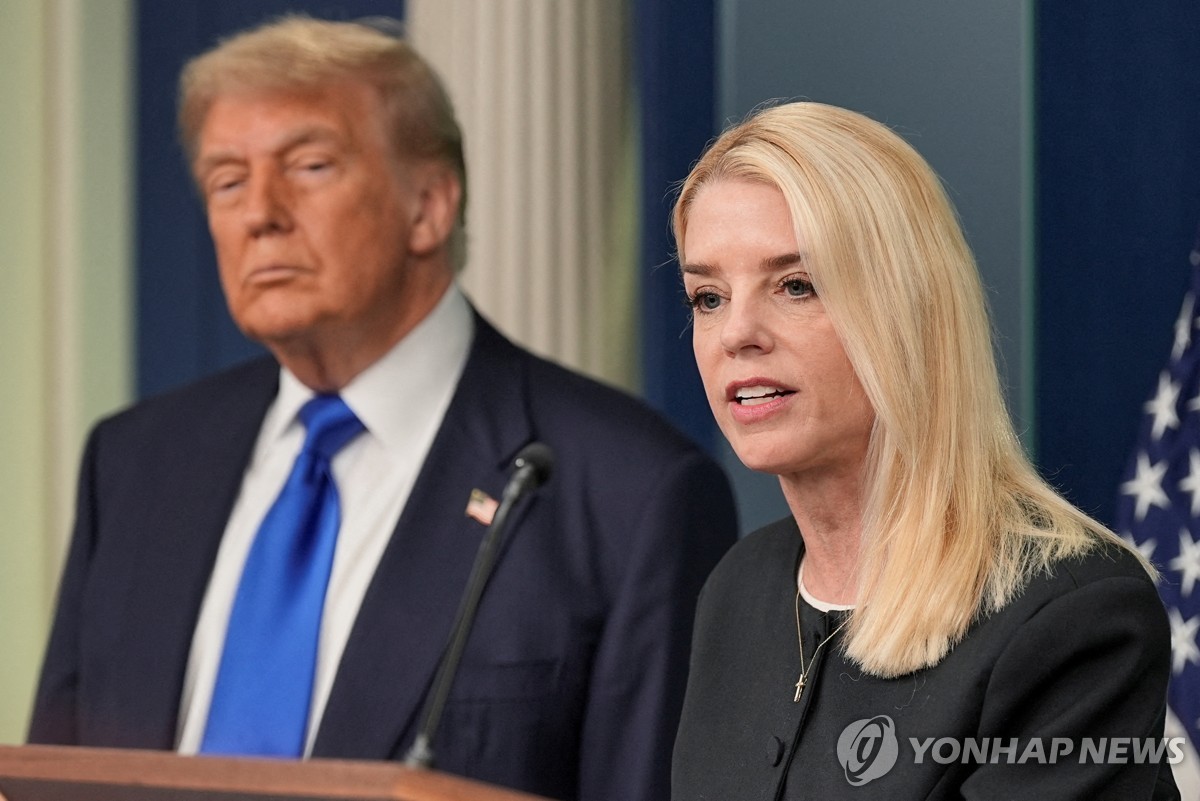 "엡스타인 이제 그만"…마가 반발에 트럼프, 법무장관 …