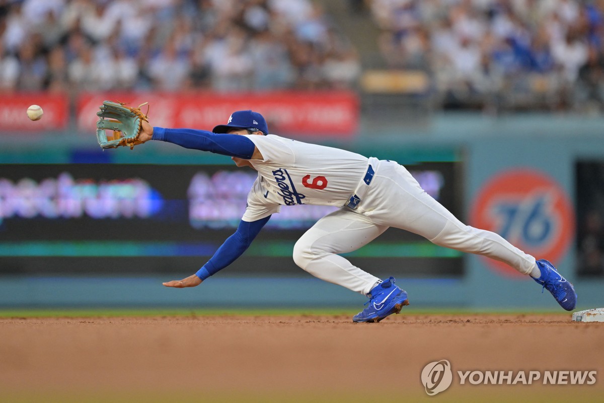 다이빙 캐치를 시도하는 김혜성