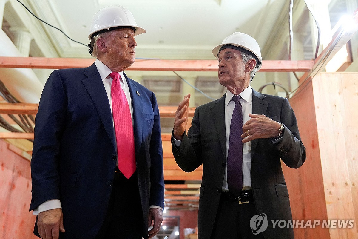 24일 연준 건물 방문해 파월과 대화하는 트럼프