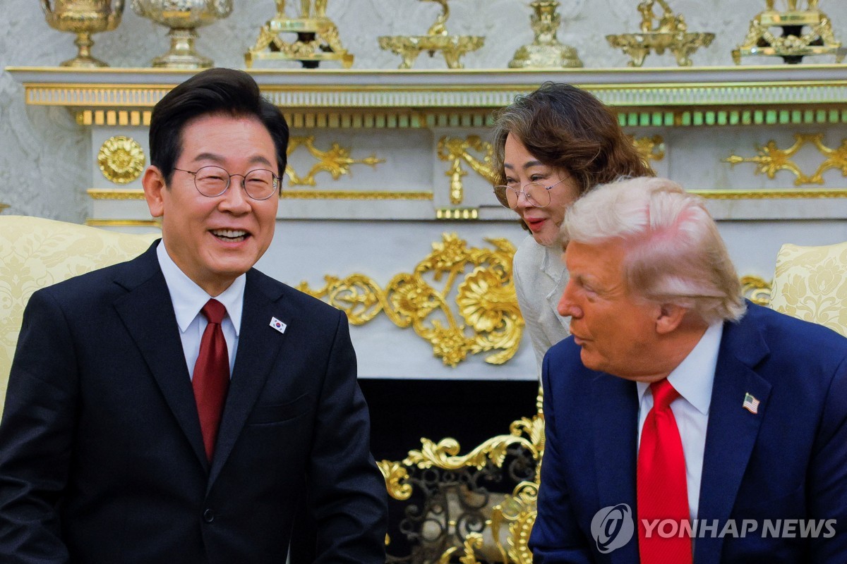 트럼프 옆에서 통역하는 이연향 국장