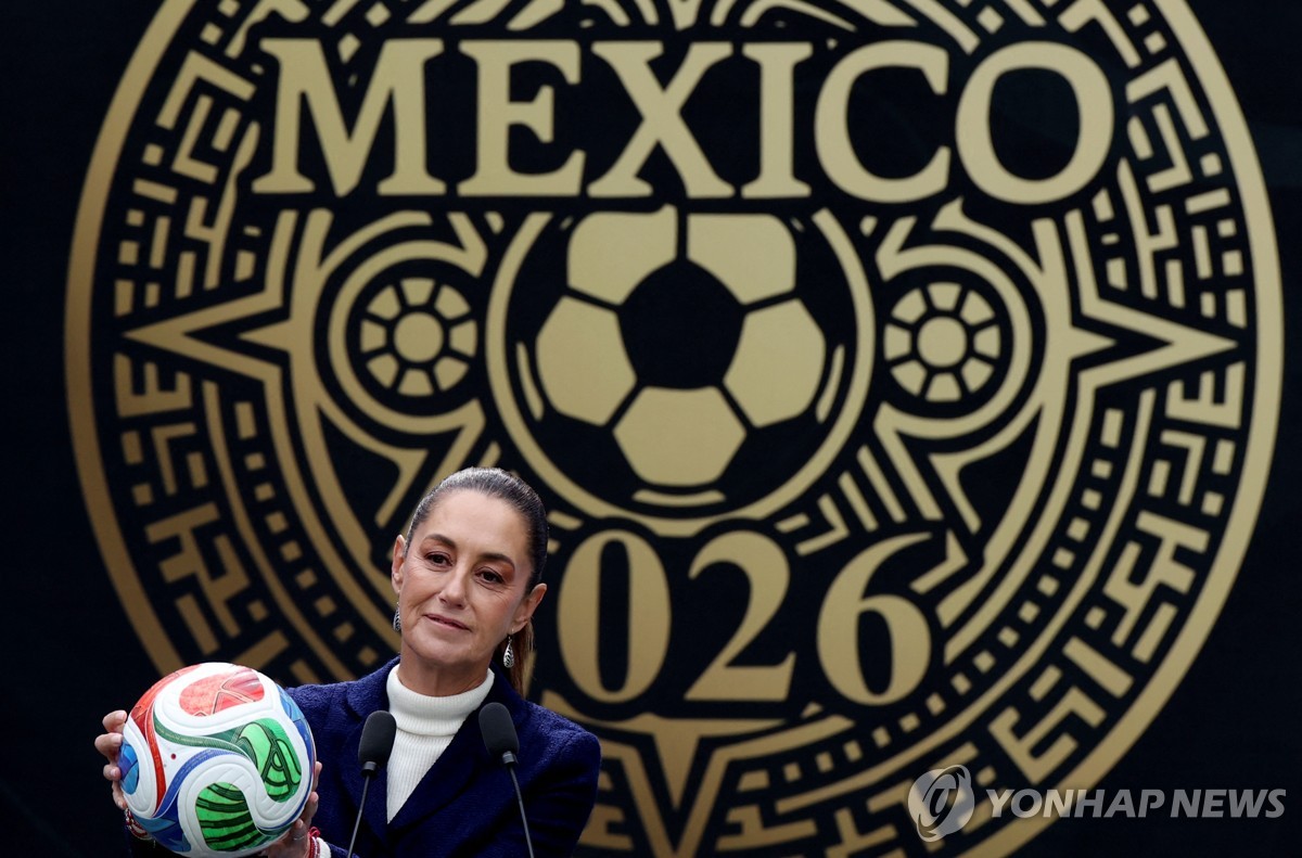 멕시코 대통령 "내년 월드컵 개막전 1호 티켓, 소녀에게 줄 것"