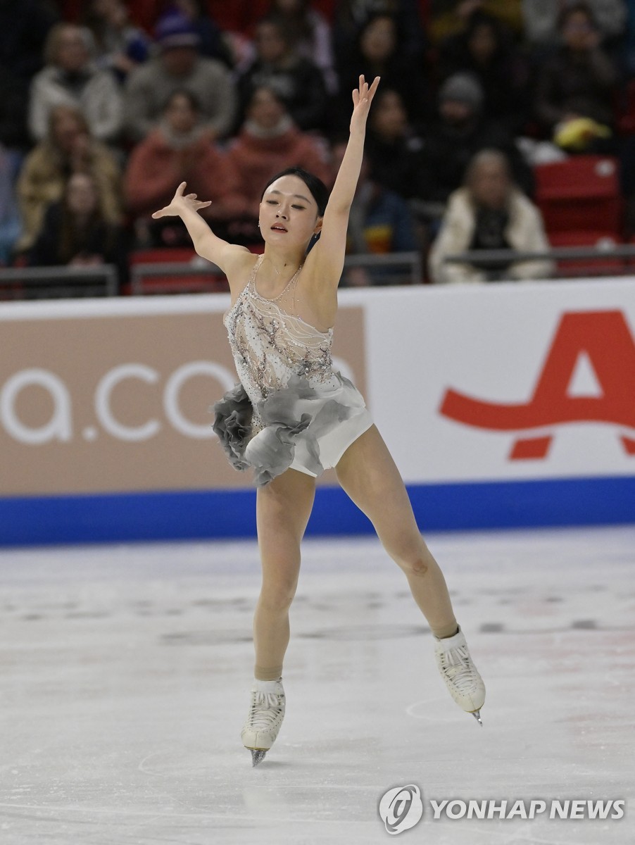스케이트 아메리카에서 연기하는 김채연