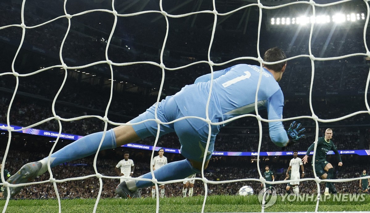 맨시티 엘링 홀란의 페널티킥 역전 결승 골 장면.