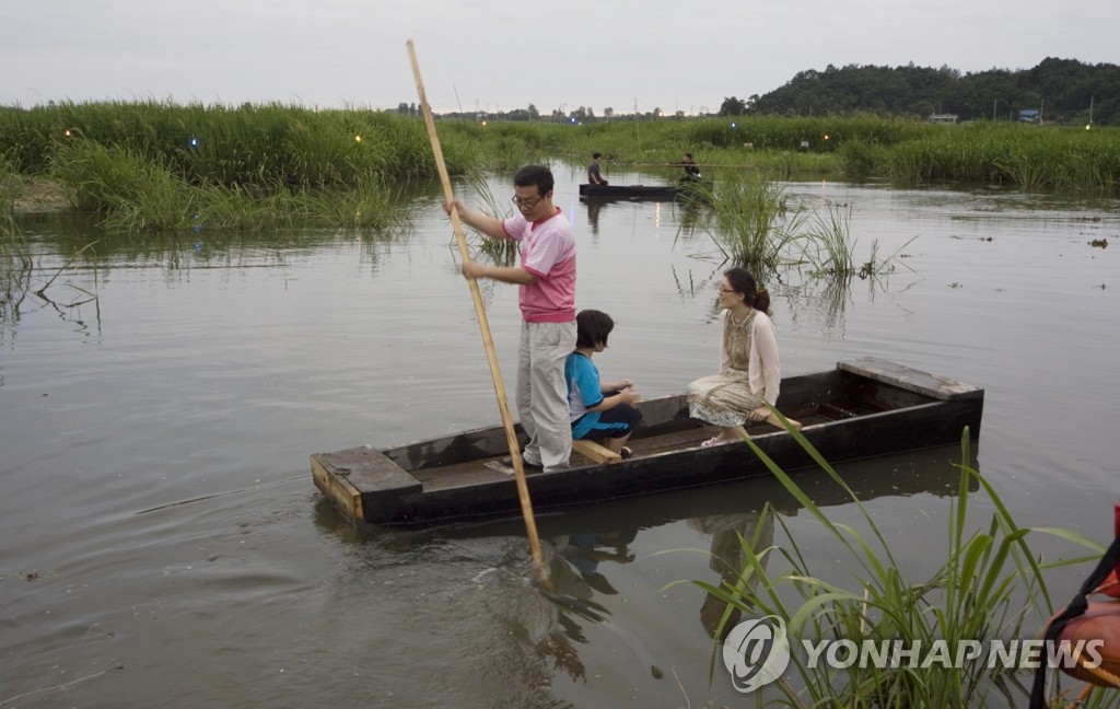 연꽃이 어우러진 자연 속으로…강릉 풍호 연꽃축제 | 연합뉴스