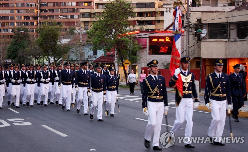 <카메라뉴스>'국군의 날' 행진하는 칠레軍 - 2