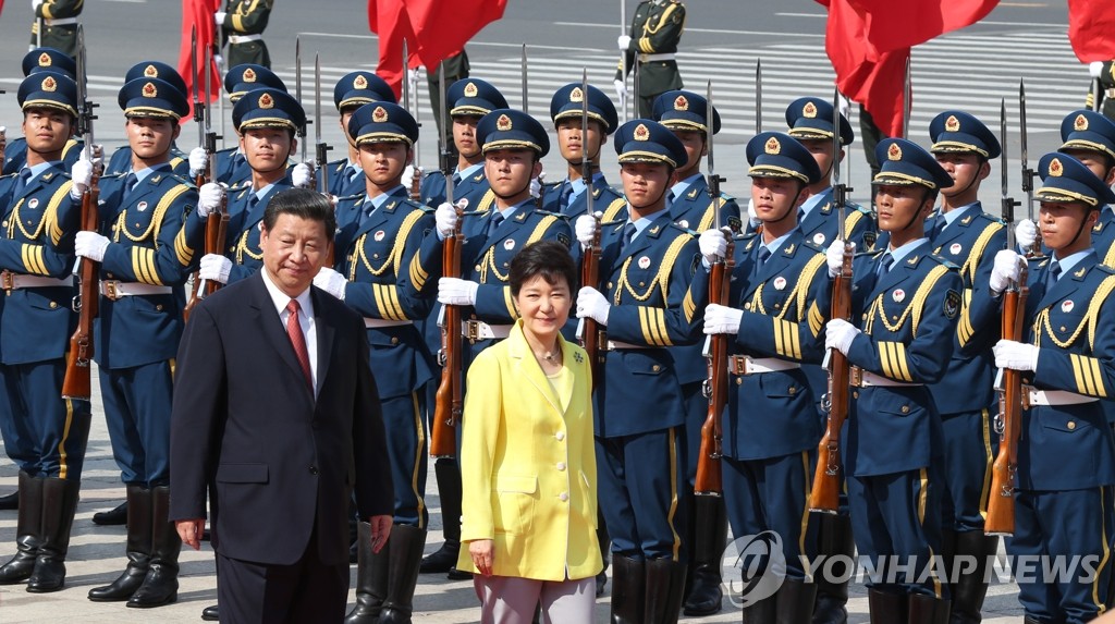朴大統領北京入り　歓迎式出席