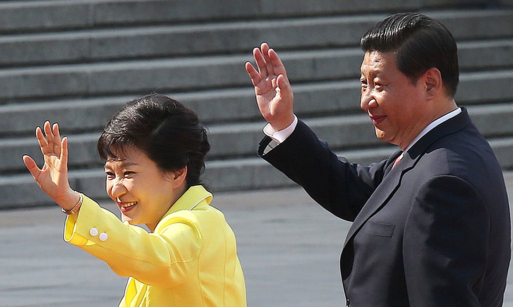 지난해 6월 국빈 방중한 박근혜 대통령이 시진핑 국가 주석과 함께 손을 흔들고 있다 (연합뉴스 자료사진)