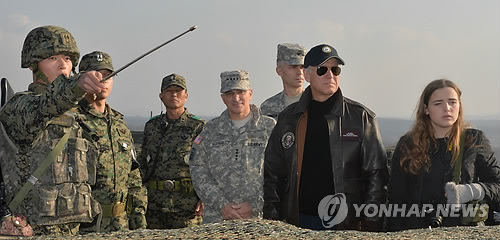 ２０１３年１２月７日、当時副大統領だったバイデン氏（右から２人目）は訪韓時にＤＭＺを訪れた（資料写真、写真共同取材団）＝（聯合ニュース）