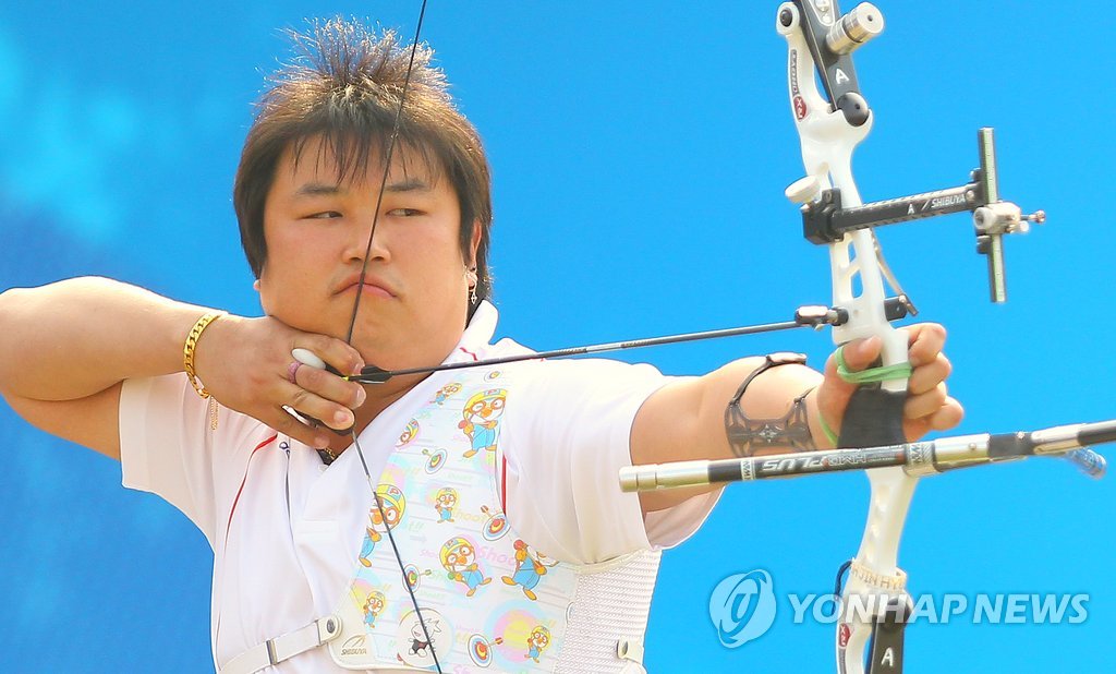 지난 2010 광저우 아시안게임 남자 양궁 단체전에서 금메달을 향한 활시위를 당기고 있는 오진혁 모습. (연합뉴스 자료사진)