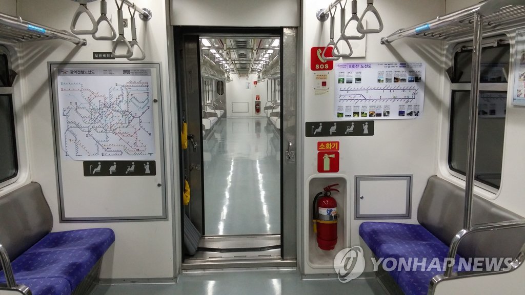 지하철 5∼8호선에 노약자용 노선도 따로 부착