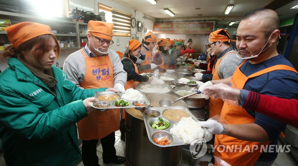 오늘은 가위 대신 국자와 주걱을 | 연합뉴스