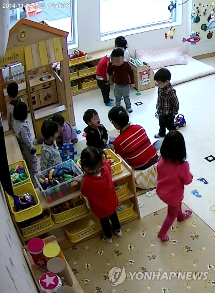 어린이집 CCTV 영상 캡쳐 장면.[연합뉴스 자료사진]
