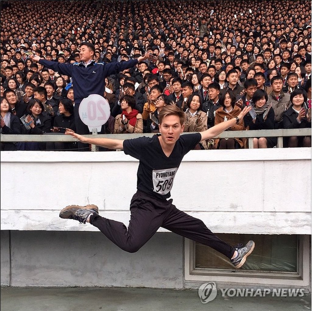 Esta imagen de Dan Kelly posando para una fotografía en el estadio Kim Il-sung en Pyongyang fue capturada de su cuenta de Instagram el 23 de mayo de 2015. (FOTO NO A LA VENTA) (Yonhap) 