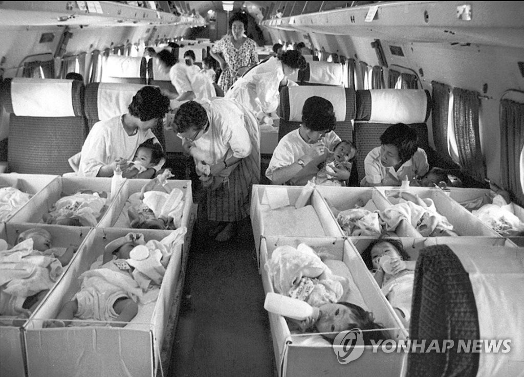 1956년 12월 전세비행기를 통해 미국으로 입양되는 아동들 [연합뉴스 자료사진]