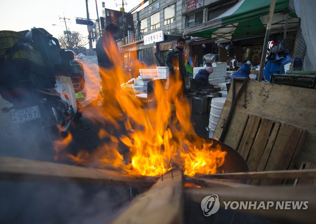시장 상인들이 모닥불을 피운 모습. (연합뉴스 자료사진)