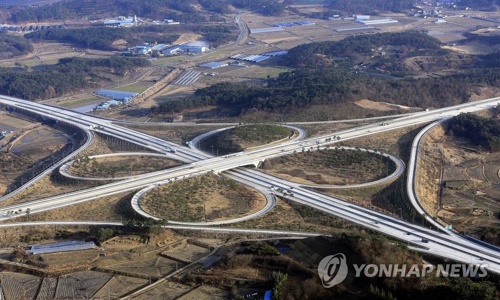 사진은 전북 남원시 대강면 인근 4차로로 확장 완공된 88고속도로의 모습.