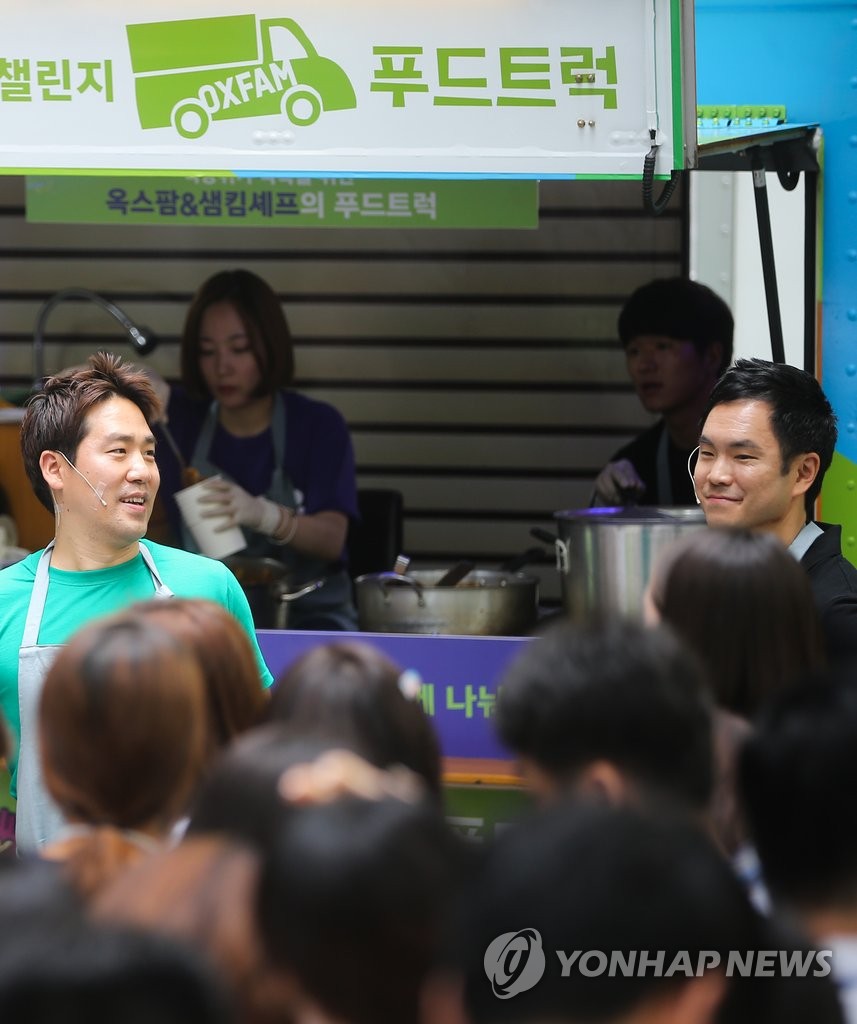 보람찬 나눔, 샘킴과 용재 오닐의 푸드트럭 | 연합뉴스