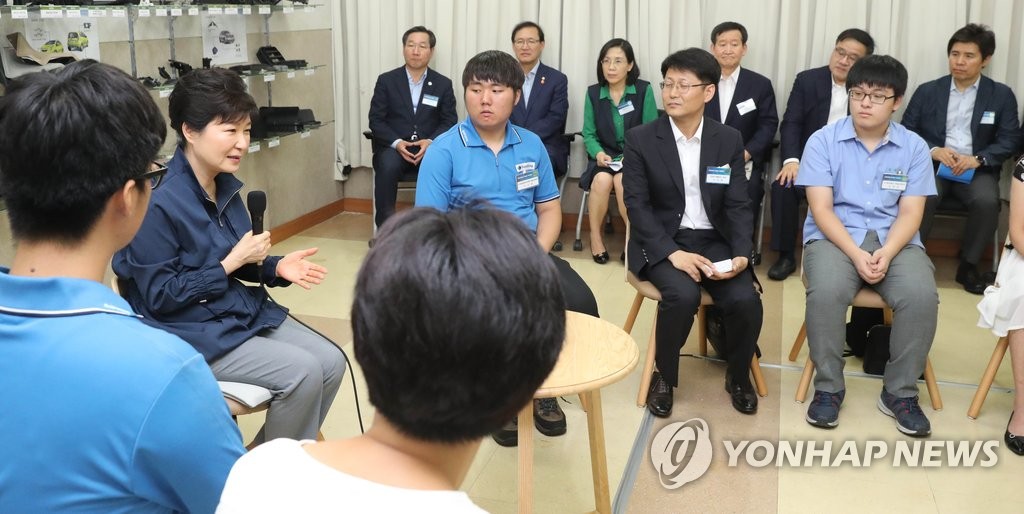 박 대통령, 산학일체형 도제기업 실습학생과 대화 | 연합뉴스
