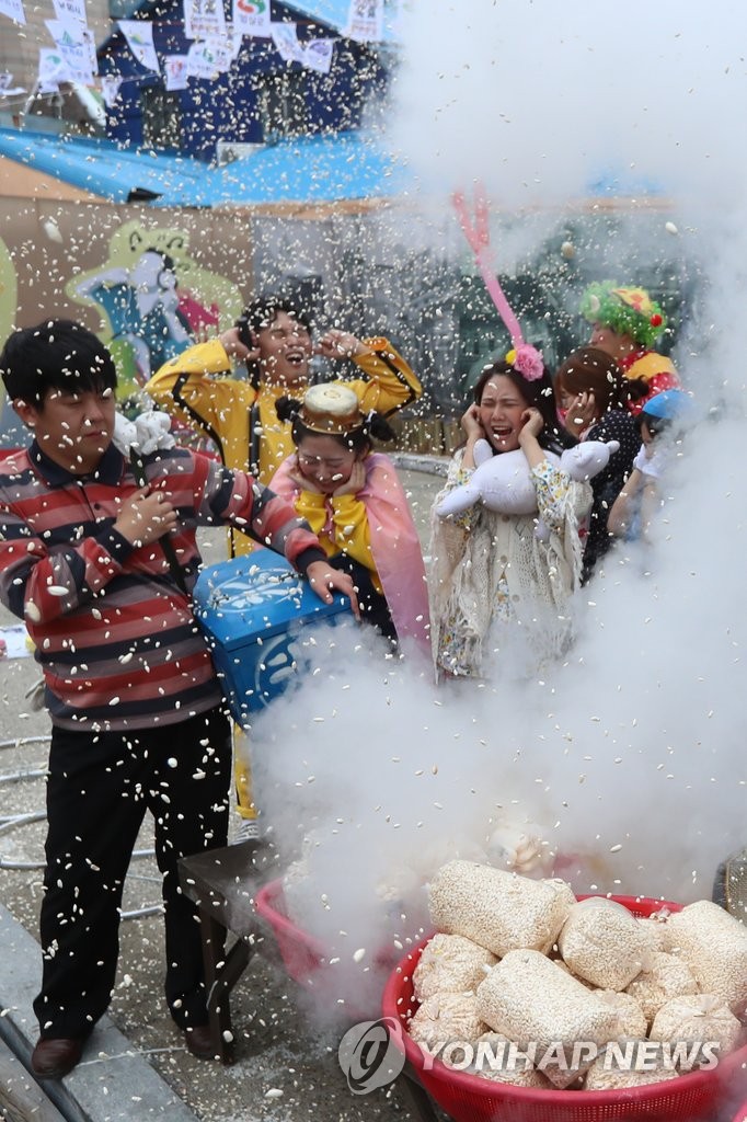 Rice puffs explode during local festival Yonhap News Agency