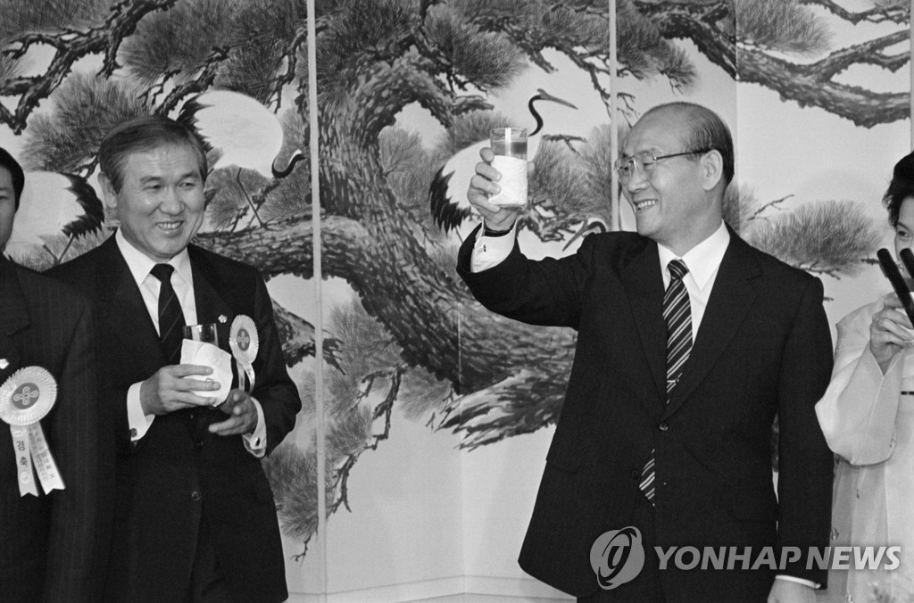 전두환 "나는 광주사태 치유위한 씻김굿의 제물"…회고록서 주장 - 2