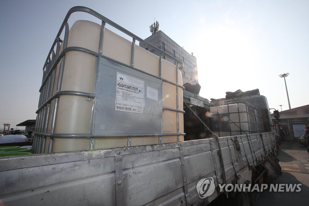 목포신항 들어가는 세월호 내부청소차량 | 연합뉴스