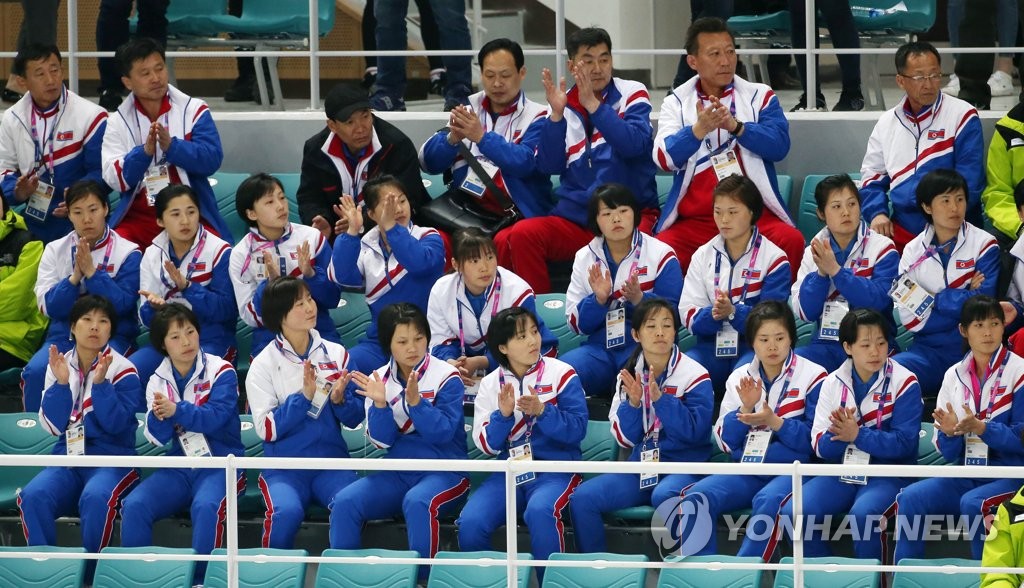 한국팀에 박수 보내는 북한팀
