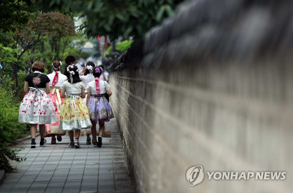 고운 한복 입고 | 연합뉴스