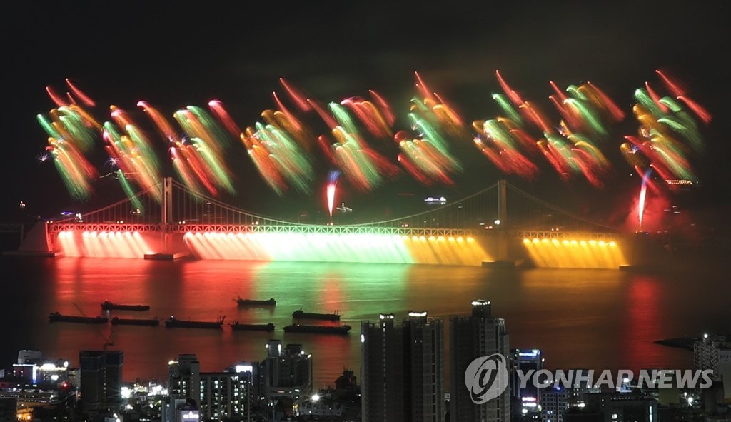 昨年は広安大橋に設置された照明を駆使した立体的な花火ショーが繰り広げられた＝（聯合ニュース）