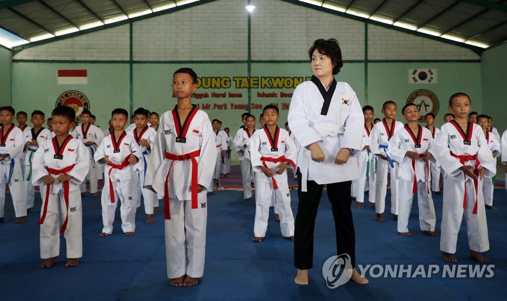 韩第一夫人与印尼学生学跆拳道