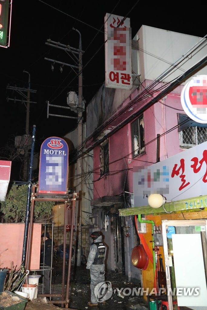 종로 여관서 방화 추정 화재로 5명 사망…용의자 체포(종합) | 연합뉴스