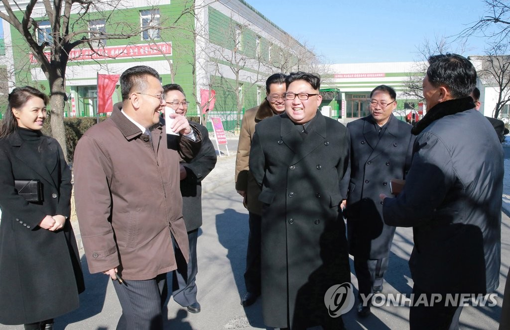 金正恩携夫人视察制药厂