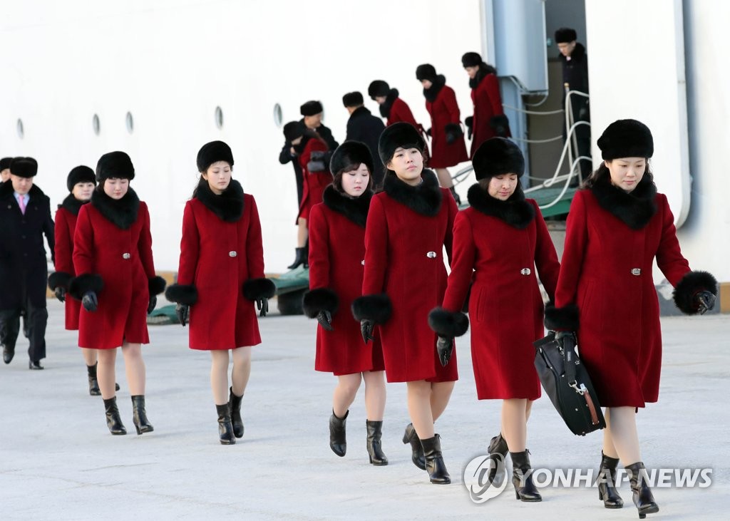 2月7日上午，在江原道墨湖港，朝鲜艺术团下船后为了乘坐大巴行走。（韩联社）