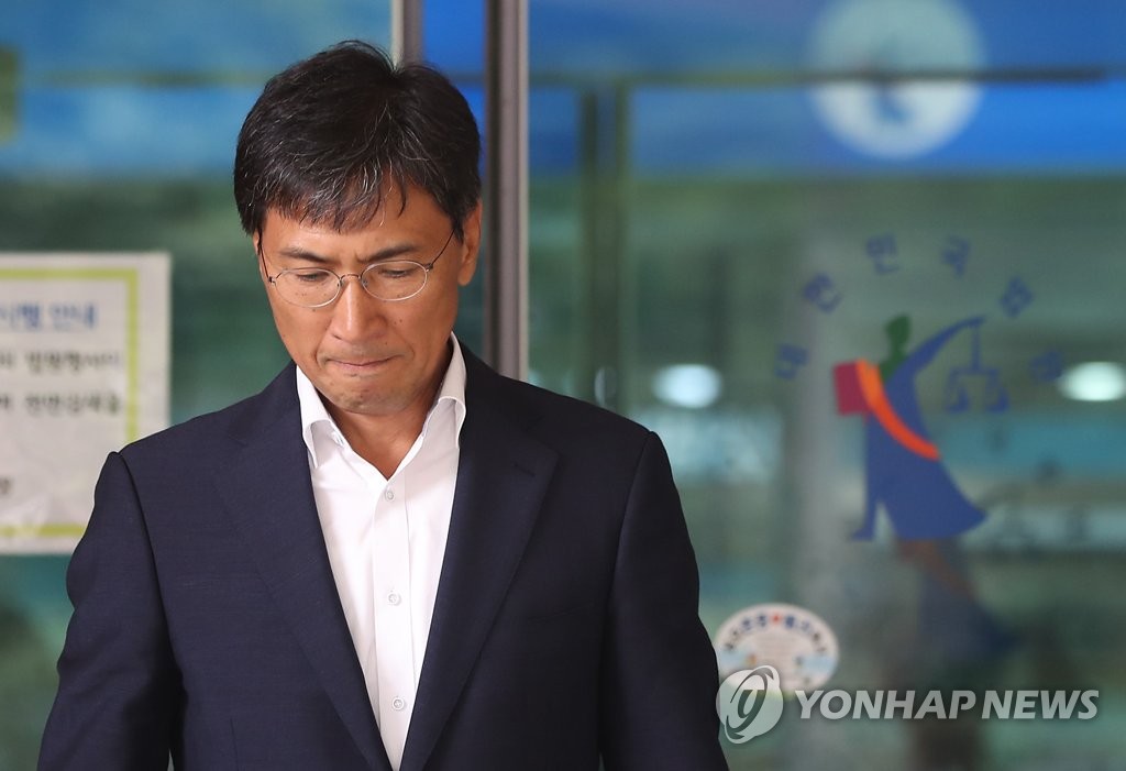 This photo shows former South Chungcheong Province Gov. An Hee-jung leaving the courthouse in Seoul on July 27, 2018. (Yonhap)