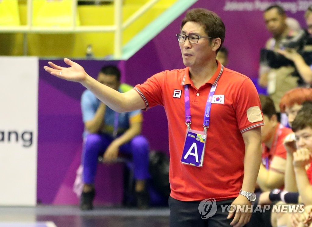 La imagen de archivo, tomada el 22 de agosto del 2018, muestra al entrenador principal del equipo masculino de balonmano de Corea del Sur, Cho Young-shin, dirigiendo a sus jugadores durante una competición contra Baréin en los Juegos Asiáticos de Yakarta. 