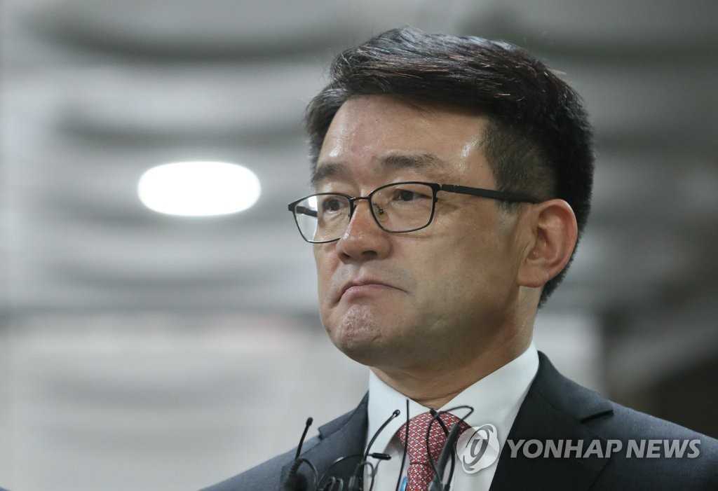 Lee Jae-su, the former Defense Security Command chief, appears for a court hearing on his arrest warrant at the Seoul Central District Court on charges of illegal surveillance of Sewol families on Dec. 3, 2018. (Yonhap)