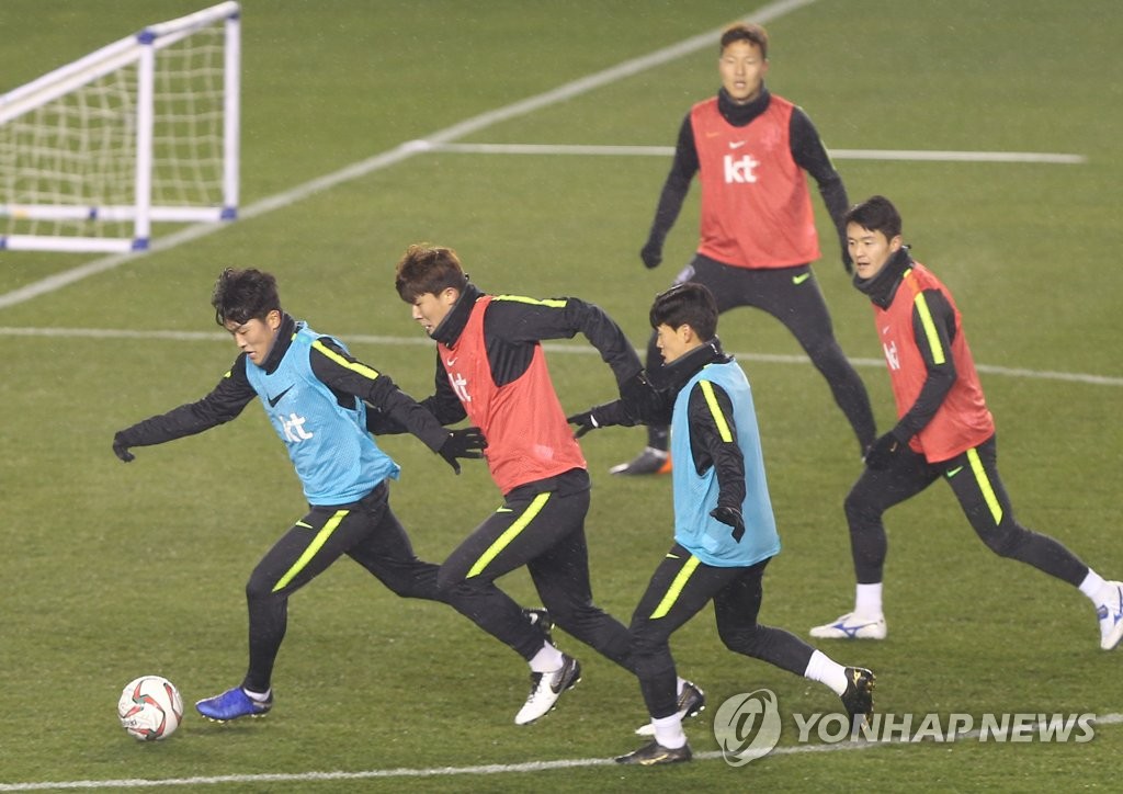 South Korea national football team players train at Ulsan Stadium in Ulsan on Dec. 11, 2018. (Yonhap)