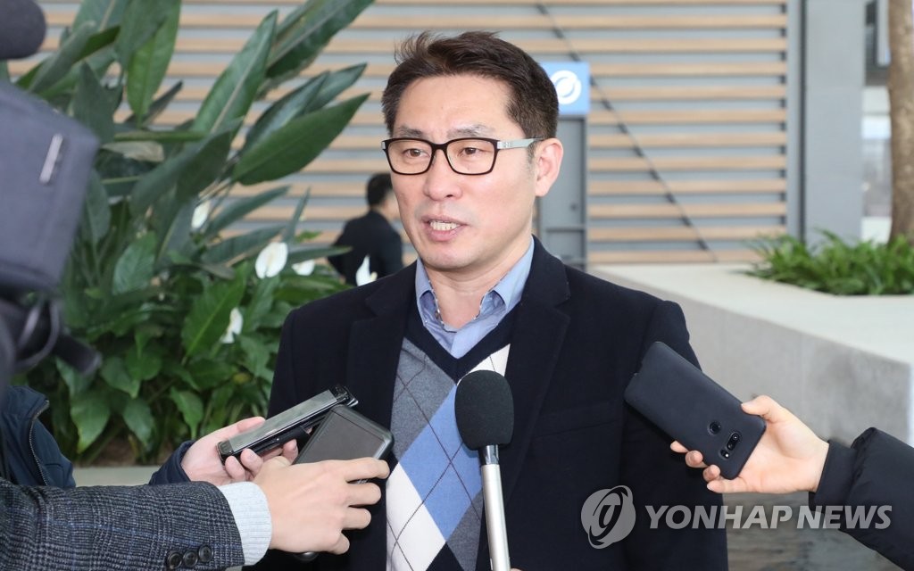 South Korean handball coach Cho Young-shin, who will lead the unified Korean men's handball team at the 2019 International Handball Federation (IHF) World Men's Handball Championship, speaks to reporters at Incheon International Airport in Incheon on Dec. 21, 2018. (Yonhap)