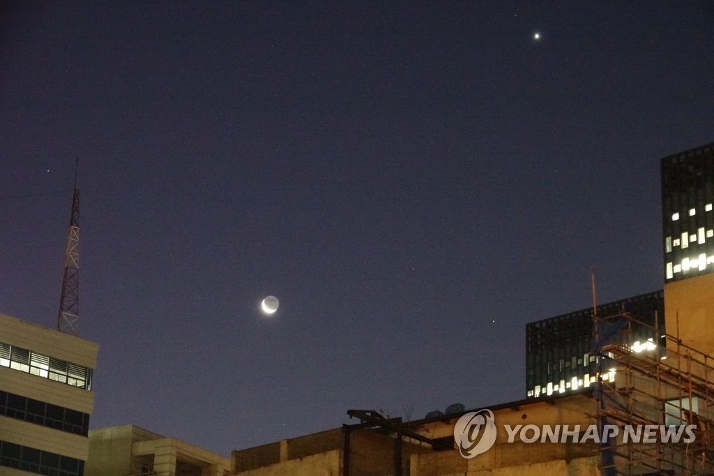 새벽 서울 도심서 반짝이는 그믐달과 샛별 | 연합뉴스