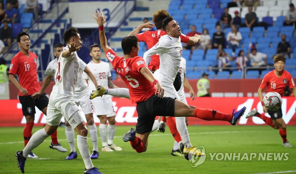 South Korea's Jung Woo-young (C) attempts a shot on goal against the Philippines during a Group C match at the AFC Asian Cup at Al Maktoum Stadium in Dubai, the United Arab Emirates, in this file photo taken on Jan. 7, 2019. (Yonhap)