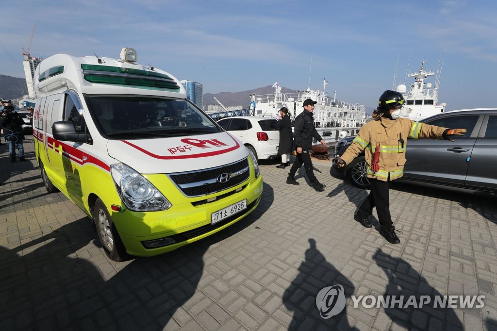 전복된 무적호 구조자 여수신항 도착