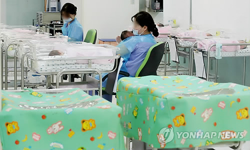 ソウル市内の病院の新生児室。韓国の２０１８年の合計特殊出生率は１．０を割り込んだ＝（聯合ニュース）
